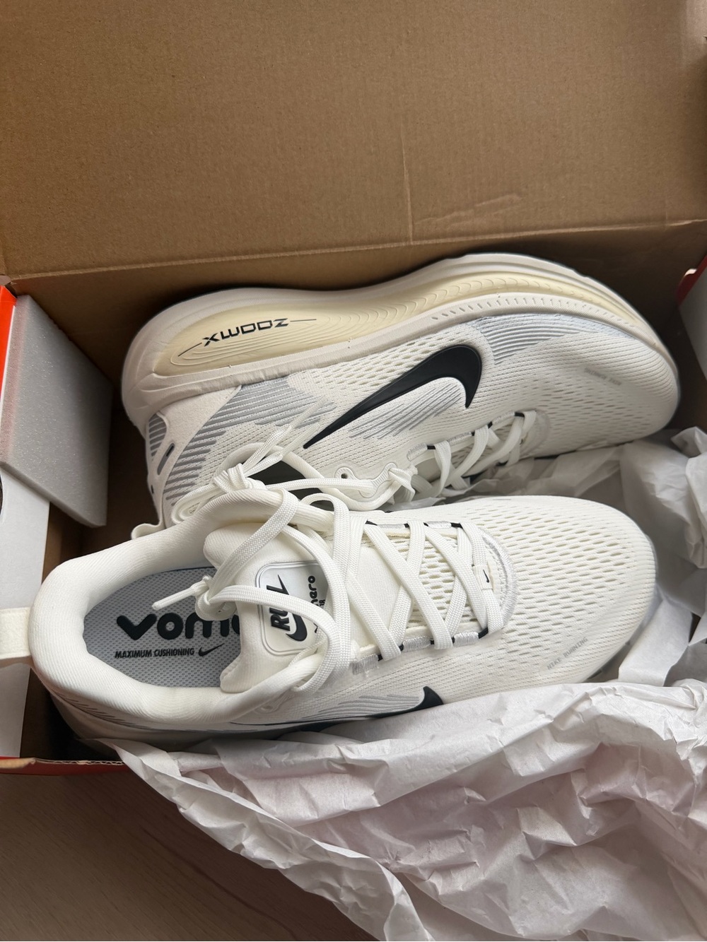 Nike Women’s Vomero White Running Shoes with Black Swoosh. Size 8.5.